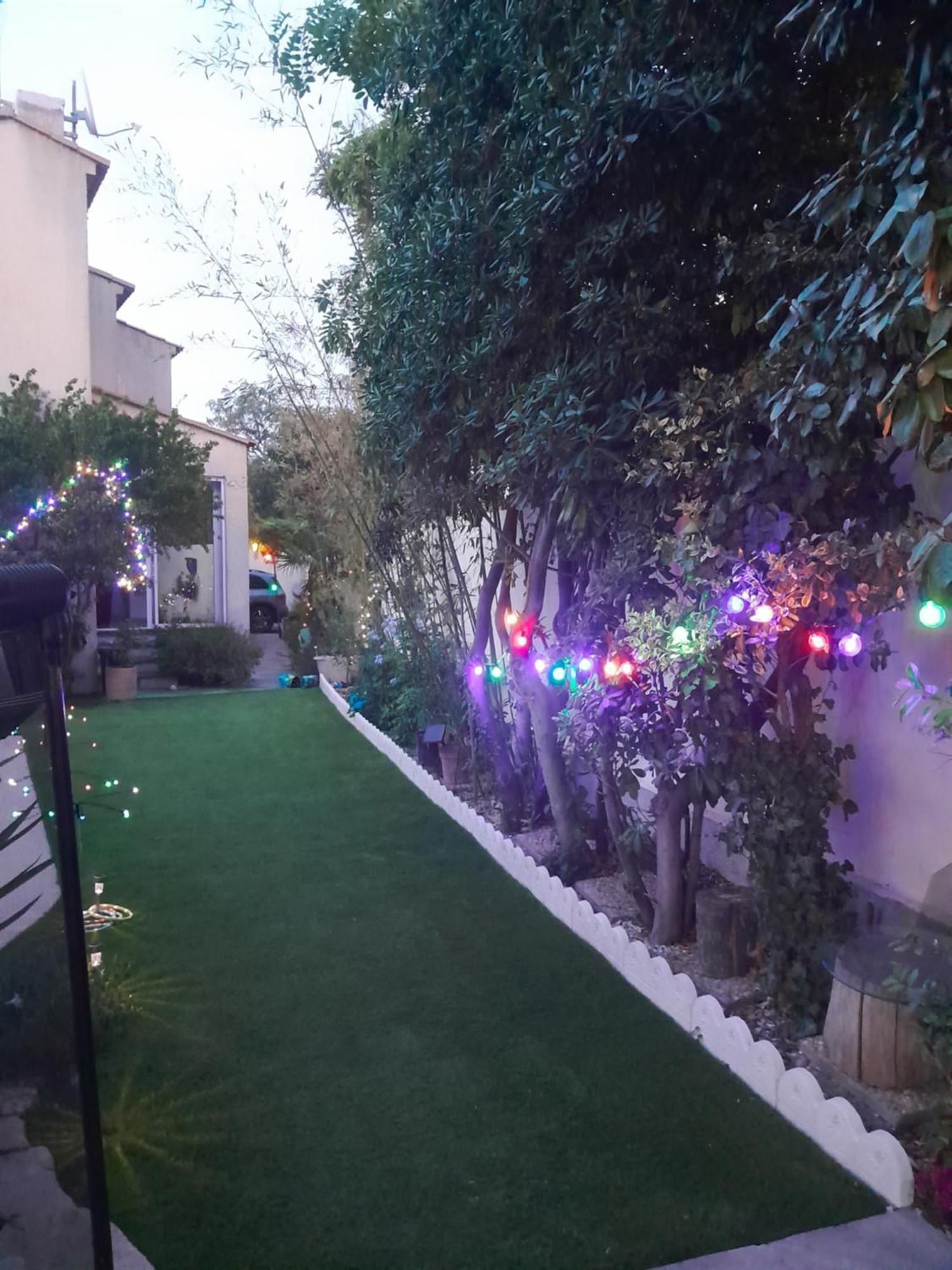Appartement En Sous Sol De Villa Avec Acces Jardin Et Piscine Marseille Exterior photo
